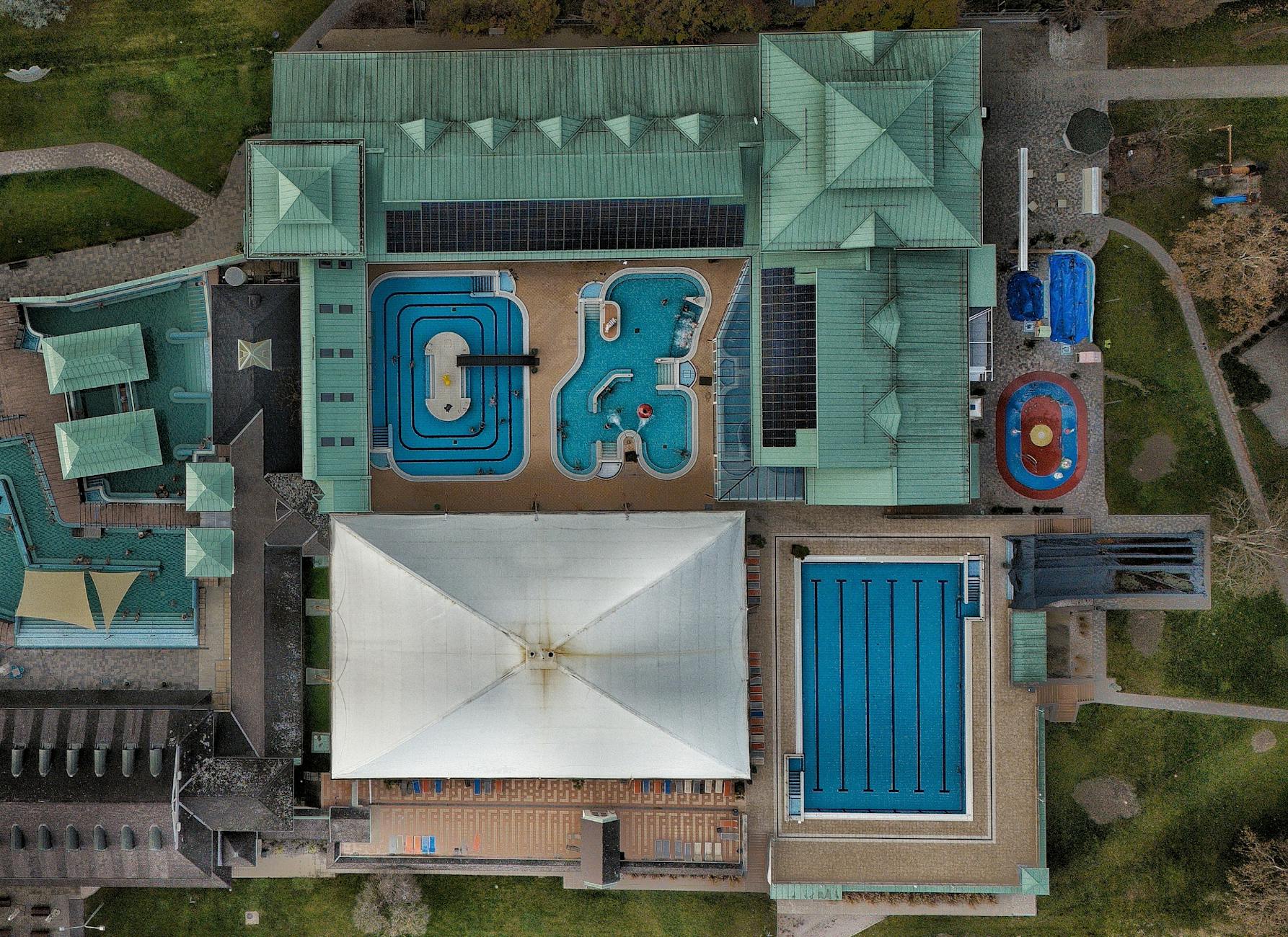 Nowoczesny kompleks basenowy z góry z zielonym dachem