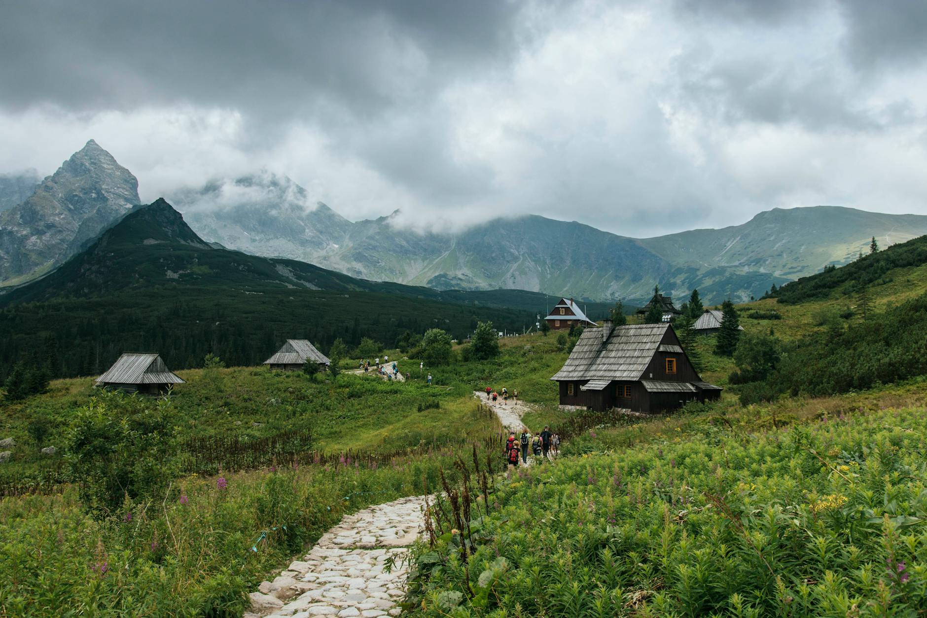 Polskie pogranicza na weekend: klimatyczne regiony przy granicy, w których czas zwalnia Drewniane domy w Tatrach koło Zakopanego w pochmurny dzień
