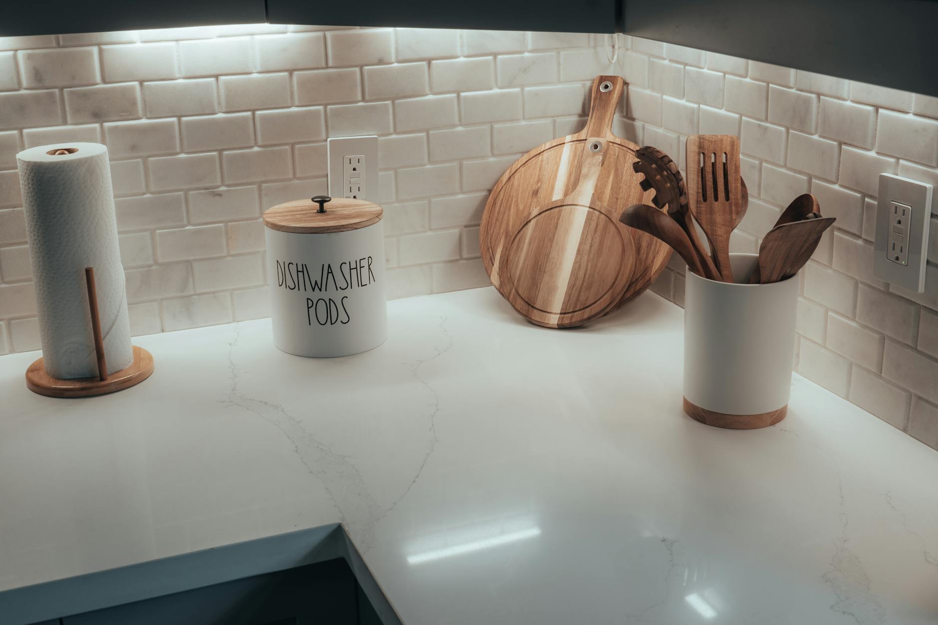 Minimalistyczny kącik kuchenny z deskami do krojenia i akcesoriami Minimalistyczny kącik kuchenny z deskami do krojenia i akcesoriami
