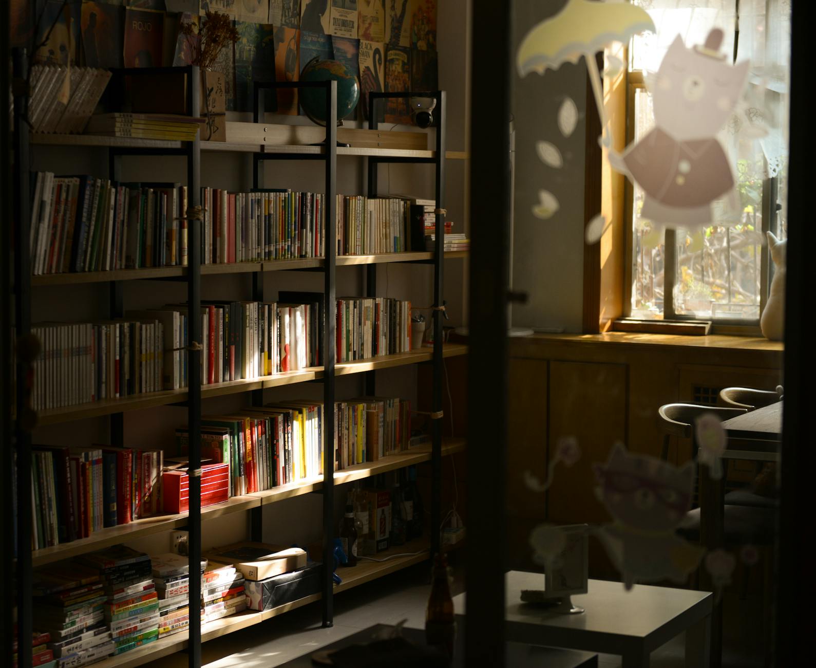 Słoneczny kącik biblioteczny z drewnianymi regałami pełnymi książek