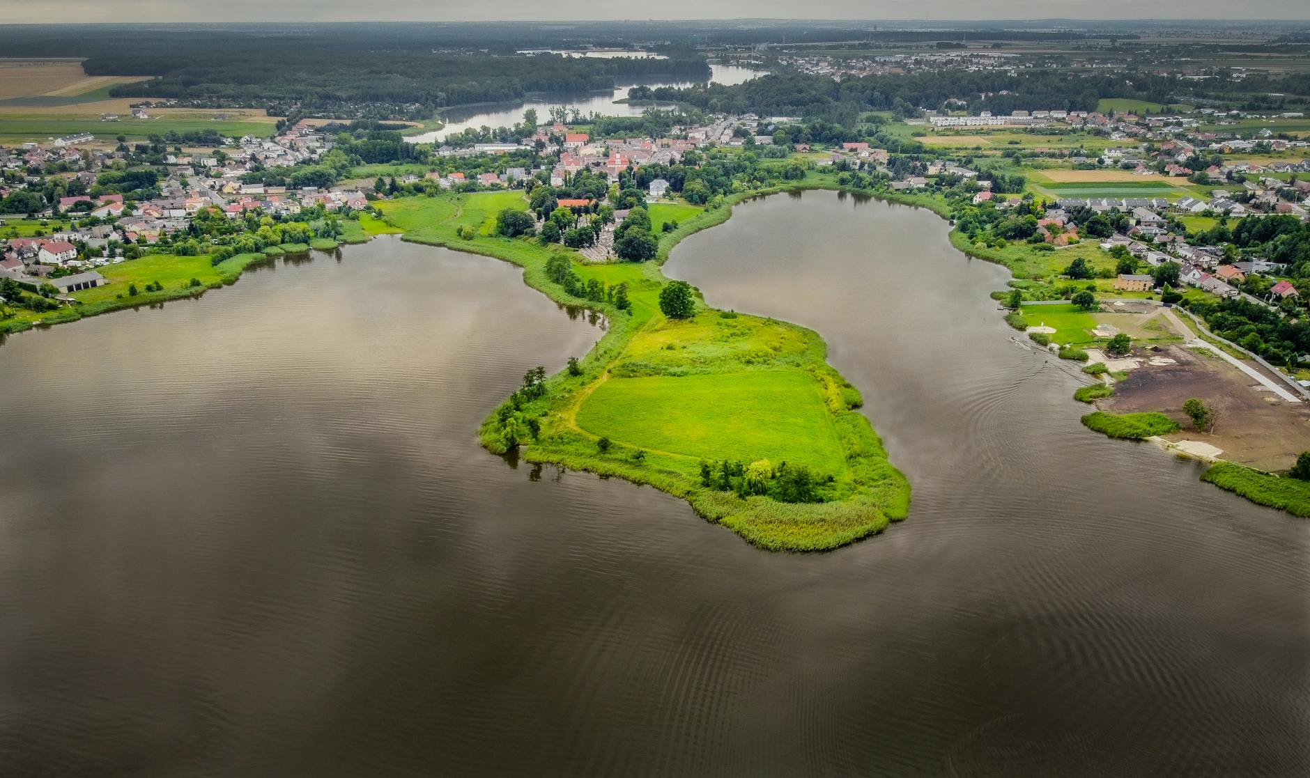 Widok z lotu ptaka na jezioro Kórnickie i otaczające je lasy