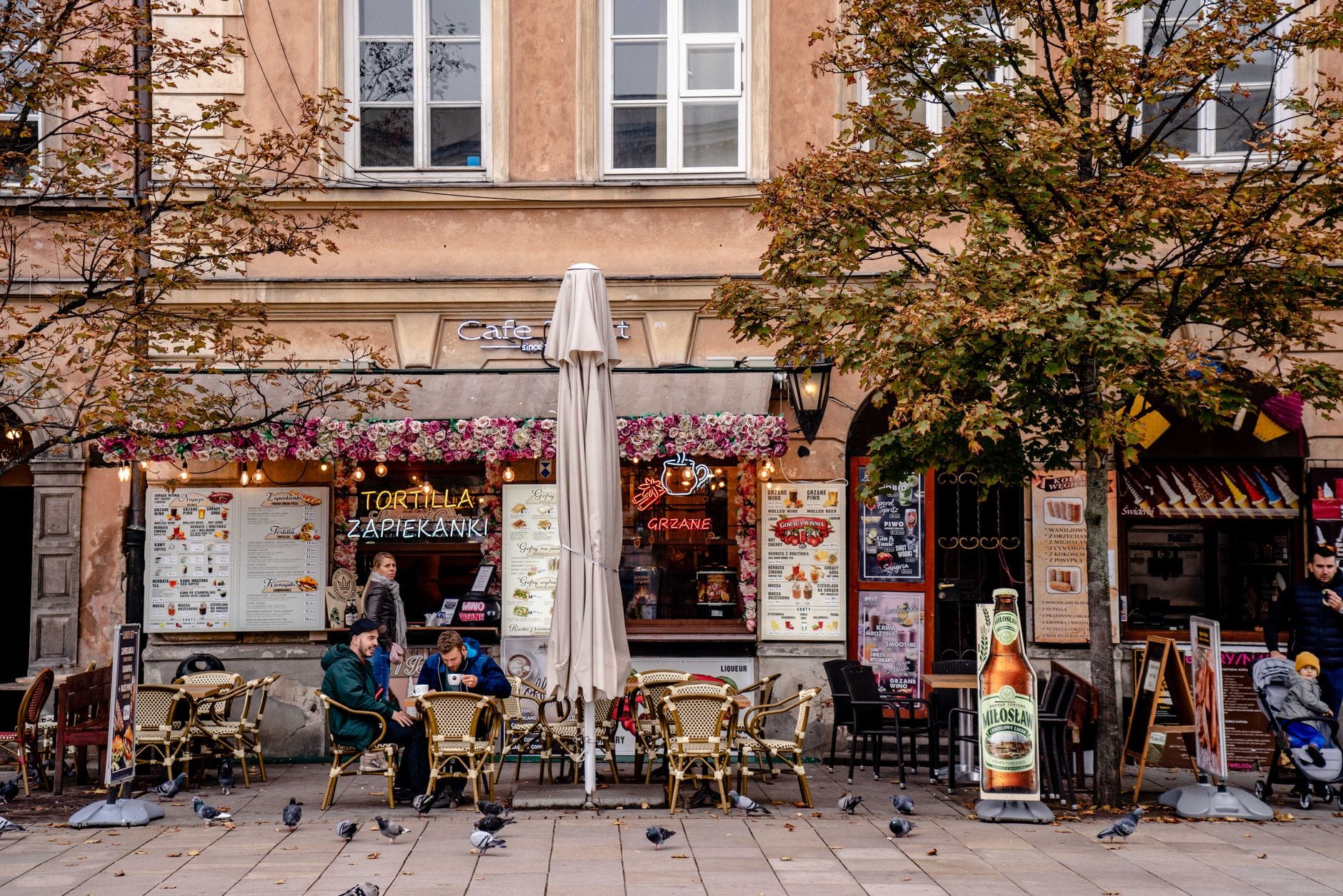Kawiarnia na świeżym powietrzu w centrum Warszawy podczas weekendu Kawiarnia na świeżym powietrzu w centrum Warszawy podczas weekendu