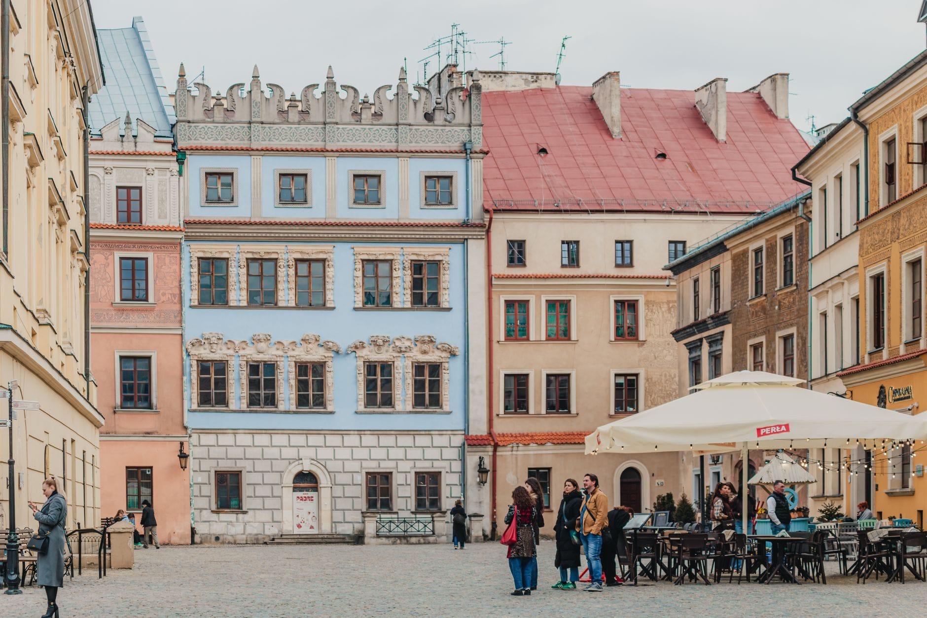 Kolorowy rynek z kafejkami w lubelskiej Starówce