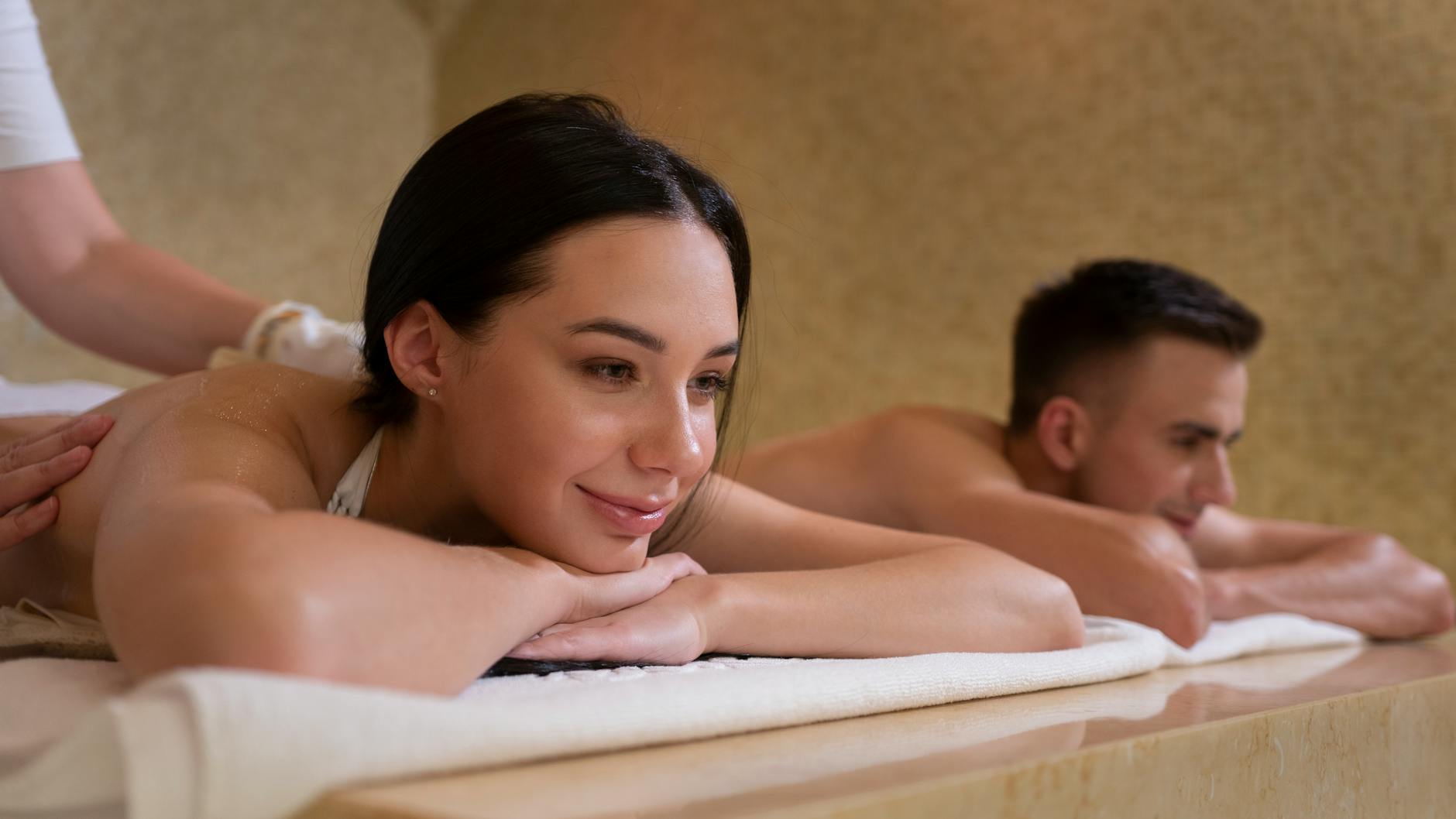 Para podczas relaksacyjnego masażu w kameralnym spa dla dwojga