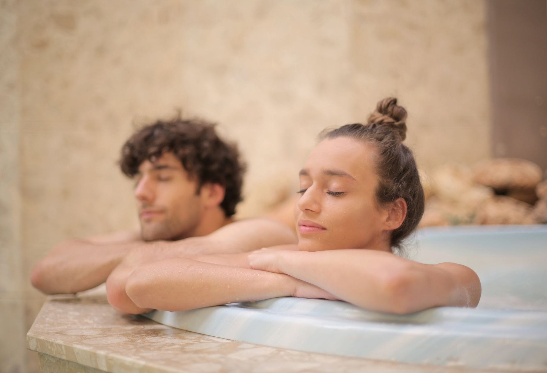 Para w wannie w luksusowym hotelu podczas romantycznego weekendu