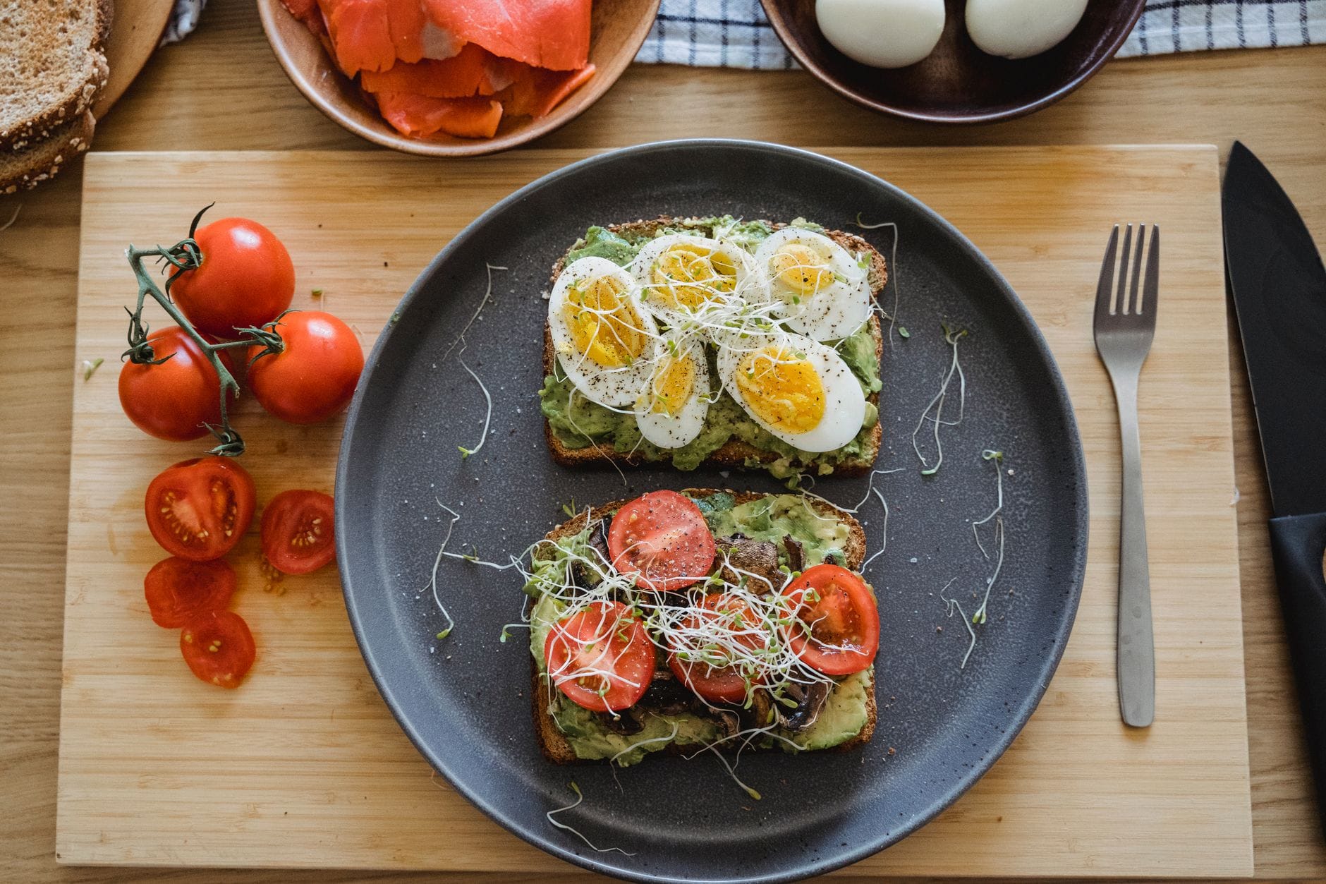 Tost z pastą z awokado, sadzonym jajkiem i plasterkami pomidora