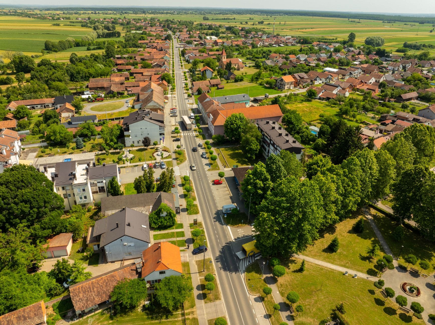 Widok z drona na malownicze miasteczko Hercegovac w Chorwacji w słońcu